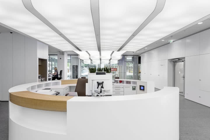 HI-MACS Schalter in einer Bank weiß rund